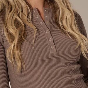 Women's Ribbed Henley Sweater - Brown